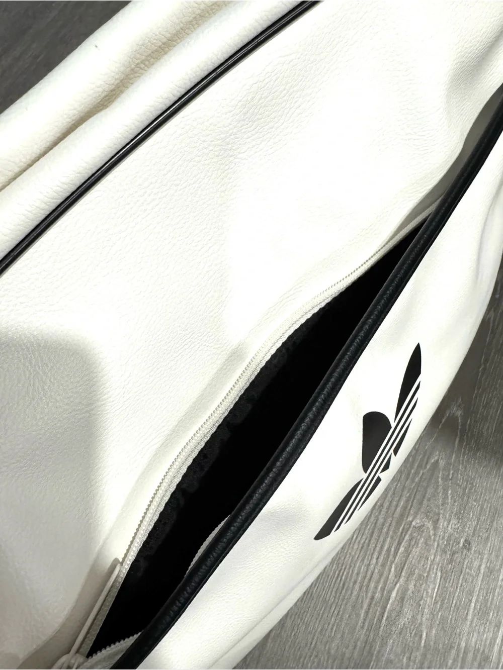 Adidas Originals Airliner White Crossbody Messenger Bag with Black Trefoil Logo - Picture 3 of 8